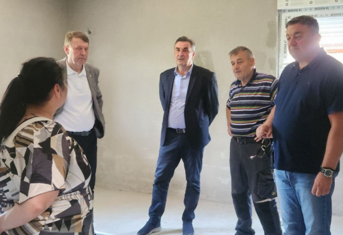 (FOTO) Predstavnici Kancelarije za KiM i Srpske liste obišli u Zvečanu više porodica