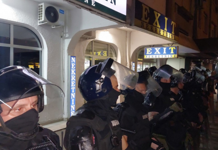 (VIDEO) Ispred Pravnog u Beogradu održan skup zbog napada na profesorku, Novi Sad protestuje zbog puštanja SNS aktivista