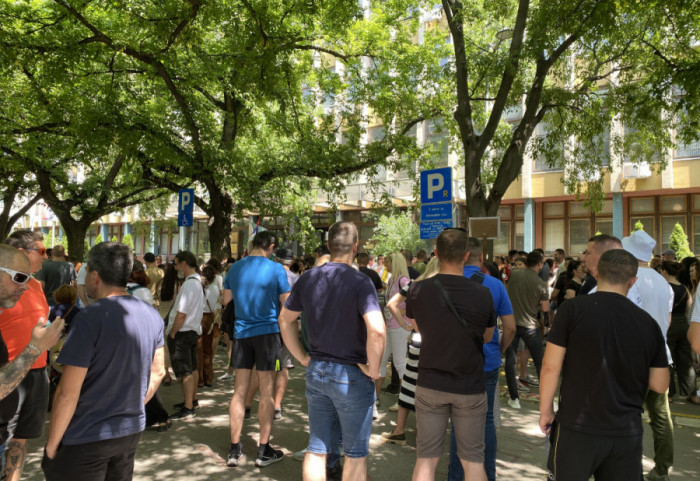 (FOTO) Protest ispred suda u Novom Sadu: Podrška za sugrađanina uhapšenog tokom koncerta u Futogu