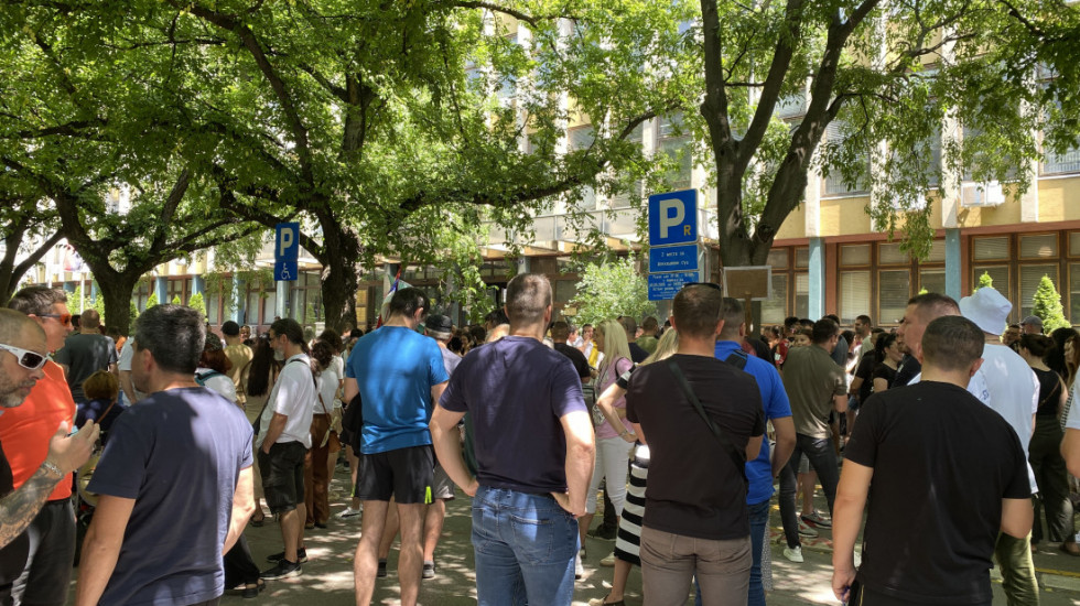 (FOTO/VIDEO) Protest ispred suda u Novom Sadu: Podrška za sugrađanina uhapšenog tokom koncerta u Futogu