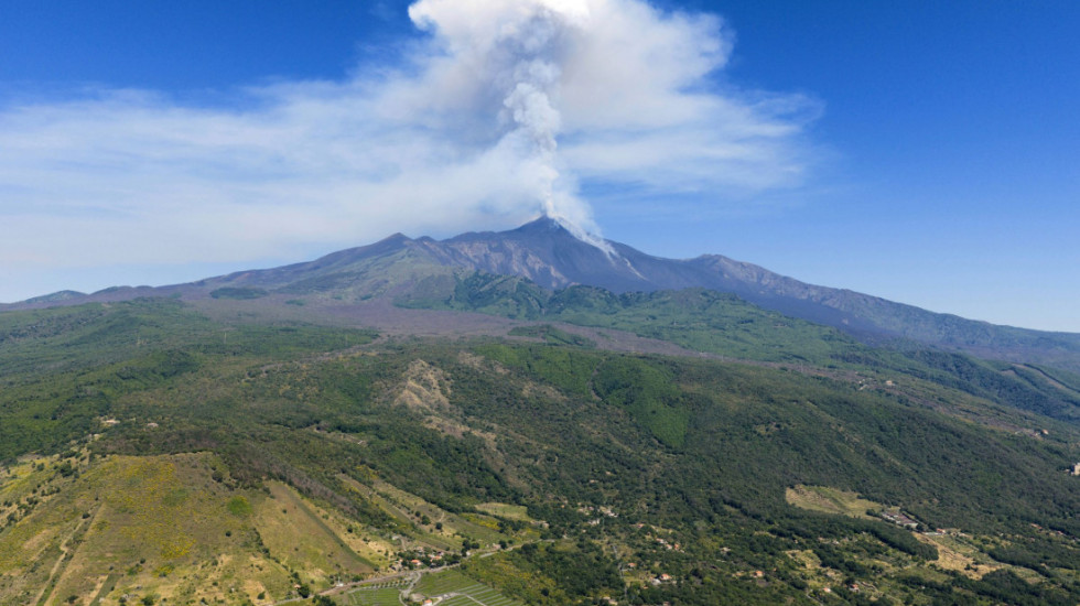 Vulkan Etna pokazao nove znake aktivnosti, izbacio lavu i pepeo