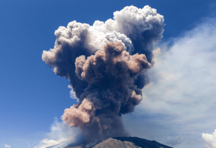 Eruptirao vulkan Dempo u Indoneziji, stub pepela se podigao 3,5 kilometara