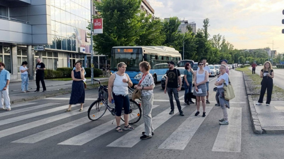 (FOTO/VIDEO) Novosađani blokirali 30 raskrsnica na sat vremena: "Grad je naš - neka nas čuju"