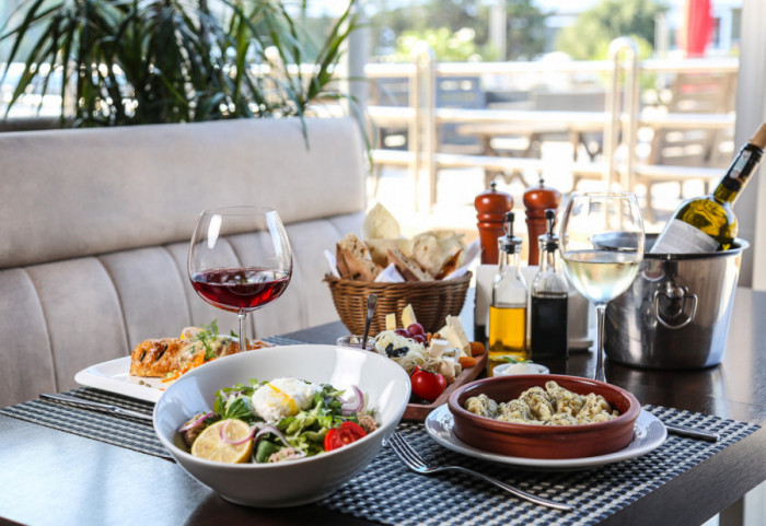 Španski lanac restorana "Mafija sedi za stolom" prinuđen da promeni ime, italijanske vlasti inicirale spor