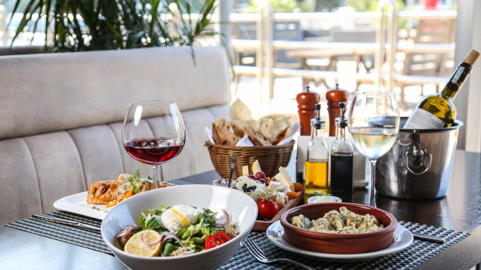 Španski lanac restorana "Mafija sedi za stolom" prinuđen da promeni ime, italijanske vlasti inicirale spor