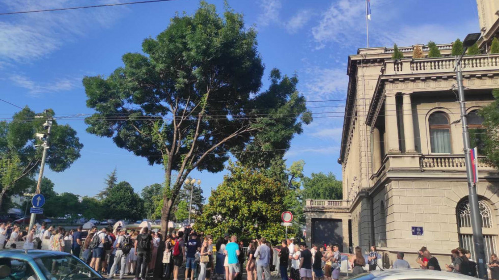 (VIDEO) Protest ispred Predsedništva zbog napada na studenta Pravnog fakulteta