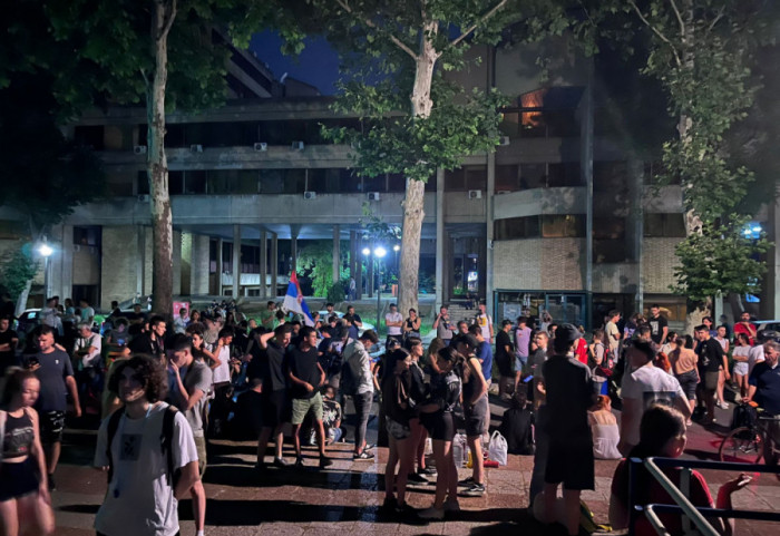 (FOTO) Protest ispred Policijske stanice Novi Beograd: Studenti pozvali na skup podrške uhapšenim kolegama