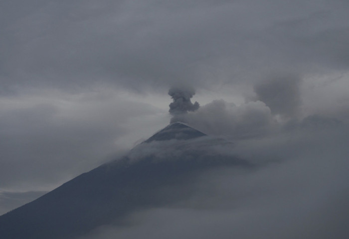 Vulkan na Kamčatki eruptirao po drugi put u poslednja 24 sata, izbacio stub pepela visok osam kilometara