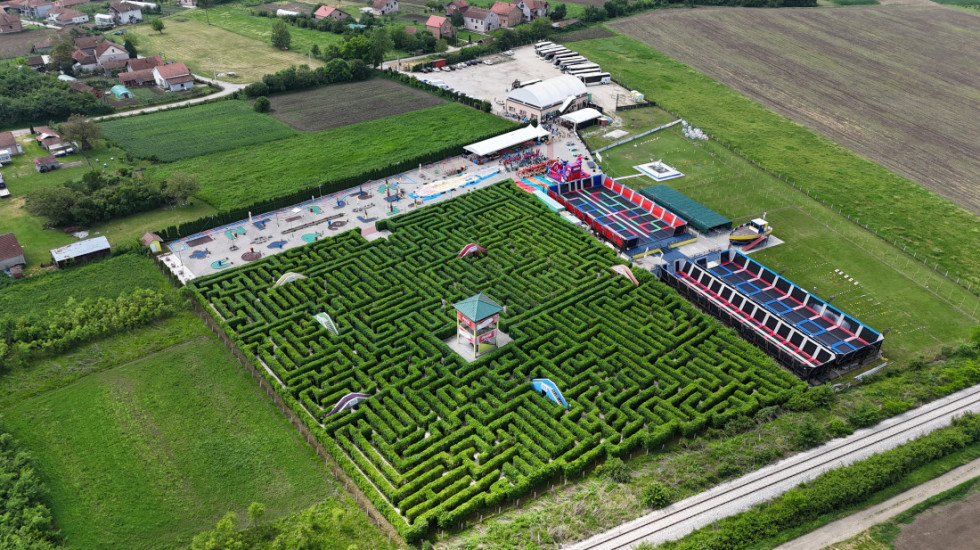 (FOTO/VIDEO) "Bora lavirint" u srcu Šumadije: Najveći zabavni park na Balkanu, sa najdužom stazom u Evropi