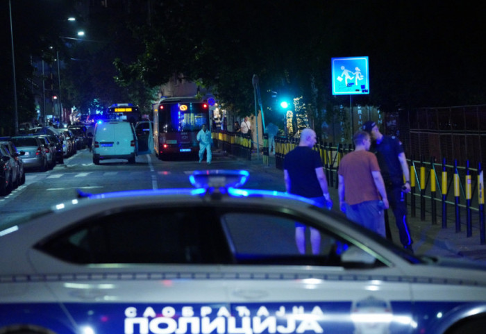(VIDEO) U Rakovici automobil izleteo iz kolovoza i udario u pet parkiranih vozila