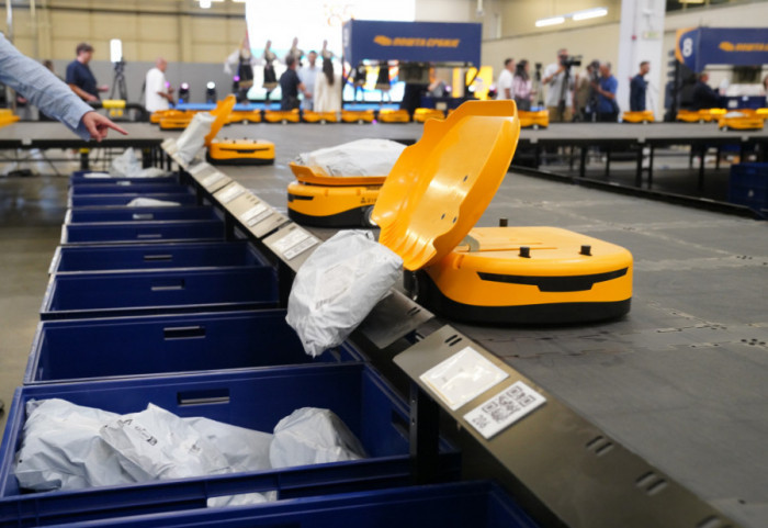 (FOTO) Pušten u rad robotozivani sistem za pošiljke u Beogradu na 185. godišnjice "Pošte Srbije"