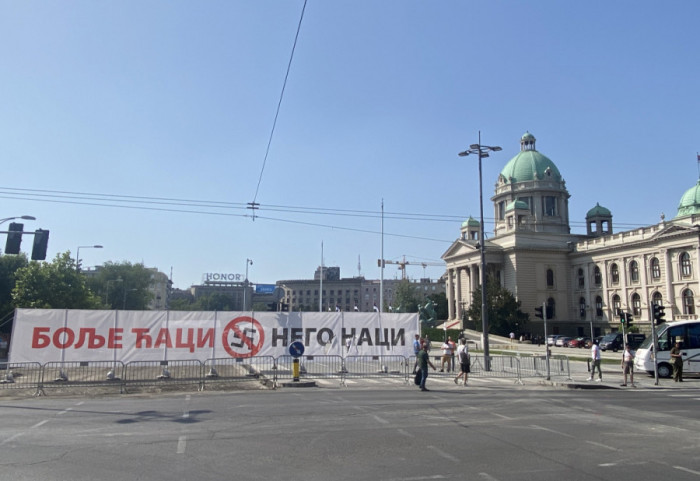 (FOTO) Transparent "Bolje Ćaci, nego naci" okačen kod Pionirskog parka