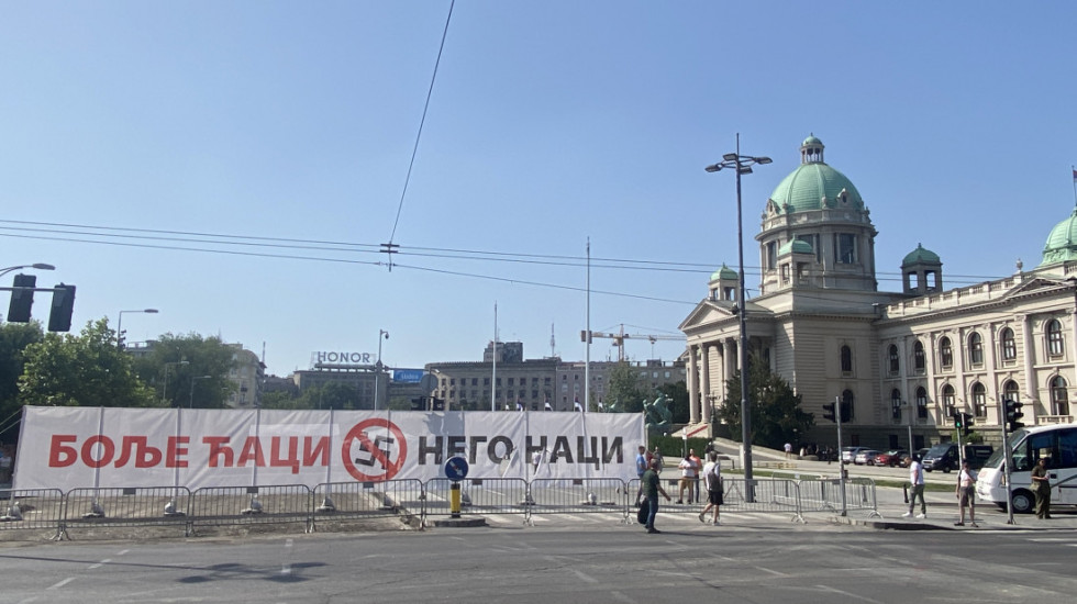 (FOTO) Transparent "Bolje ćaci, nego naci" okačen kod Pionirskog parka, poslanice NPS ga pocepale