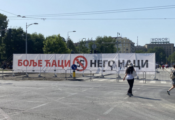 NPS: Poslanice zbog transparenta napalo četrdesetak muškaraca, nijedan nije ni blizu studentskog uzrasta