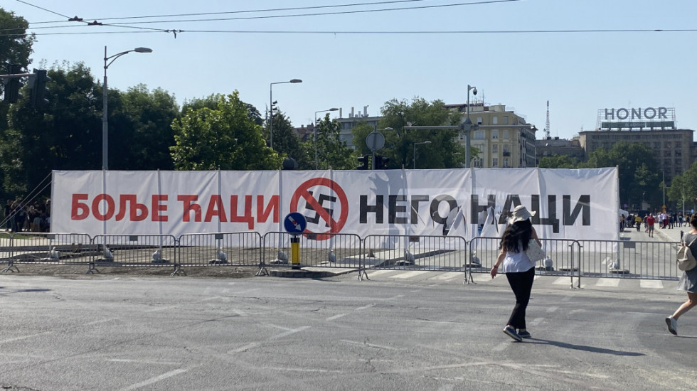 NPS: Poslanice zbog transparenta napalo četrdesetak muškaraca, nijedan nije ni blizu studentskog uzrasta