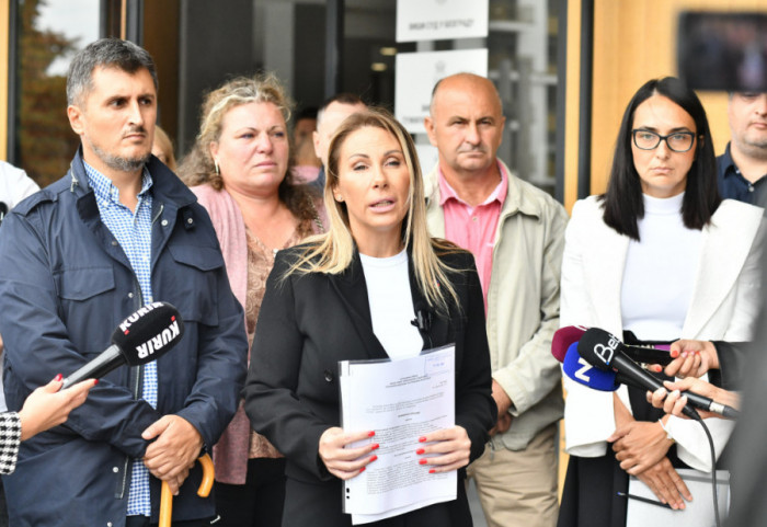 Prekršajna prijava protiv narodne poslanice Ivane Rokvić: Nožem isekla transparent "Bolje ćaci, nego naci"