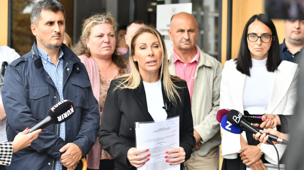 Prekršajna prijava protiv narodne poslanice Ivane Rokvić: Nožem isekla transparent "Bolje ćaci, nego naci"