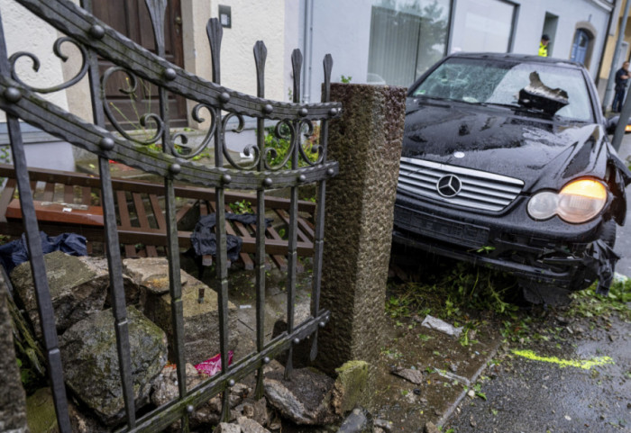 "Mercedesom" u Nemačkoj uleteo u grupu ljudi, među povređenima njegova ćerka (5) i supruga