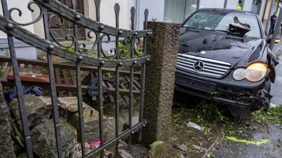 "Mercedesom" u Nemačkoj uleteo u grupu ljudi, među povređenima njegova ćerka (5) i supruga