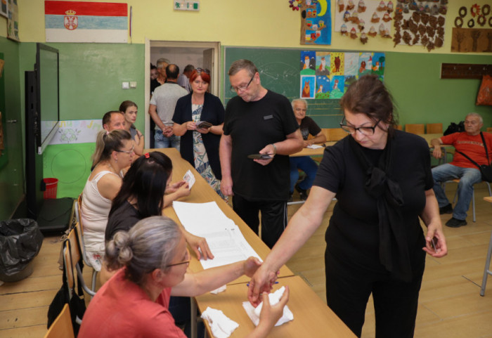 (FOTO) Lokalni izbori: U Kosjeriću izlaznost do 14 časova 61,77 odsto, u Zaječaru 45,5
