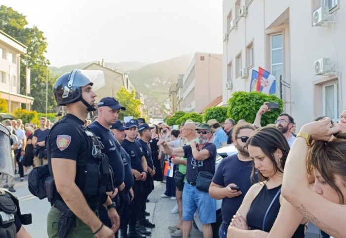(FOTO/VIDEO) U centru Kosjerića veliki broj pripadnika policije, građani se okupili u blizini zgrade opštine