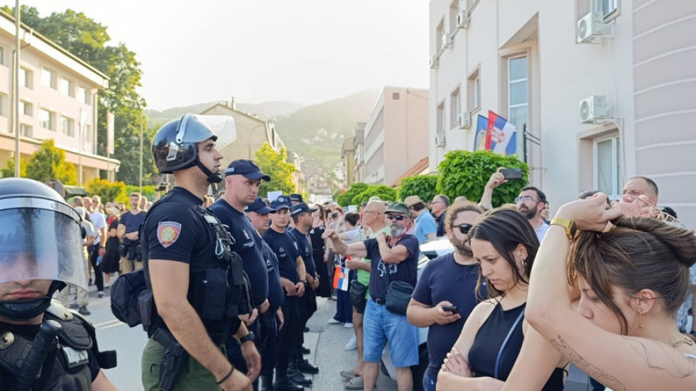 (FOTO/VIDEO) U centru Kosjerića veliki broj pripadnika policije, građani se okupili u blizini zgrade opštine