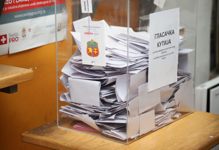 (FOTO/VIDEO) Lokalni izbori: Opozicija proglasila pobedu u Kosjeriću, čekaju se rezultati iz Zaječara