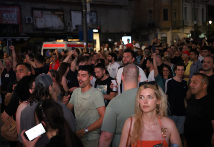 Opozicija i građani Zaječara protestuju pred zgradom Gradske kuće: "Pronađen birački materijal u kontejneru"