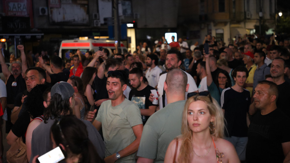 Opozicija i građani Zaječara protestuju pred zgradom Gradske kuće: "Pronađen birački materijal u kontejneru"