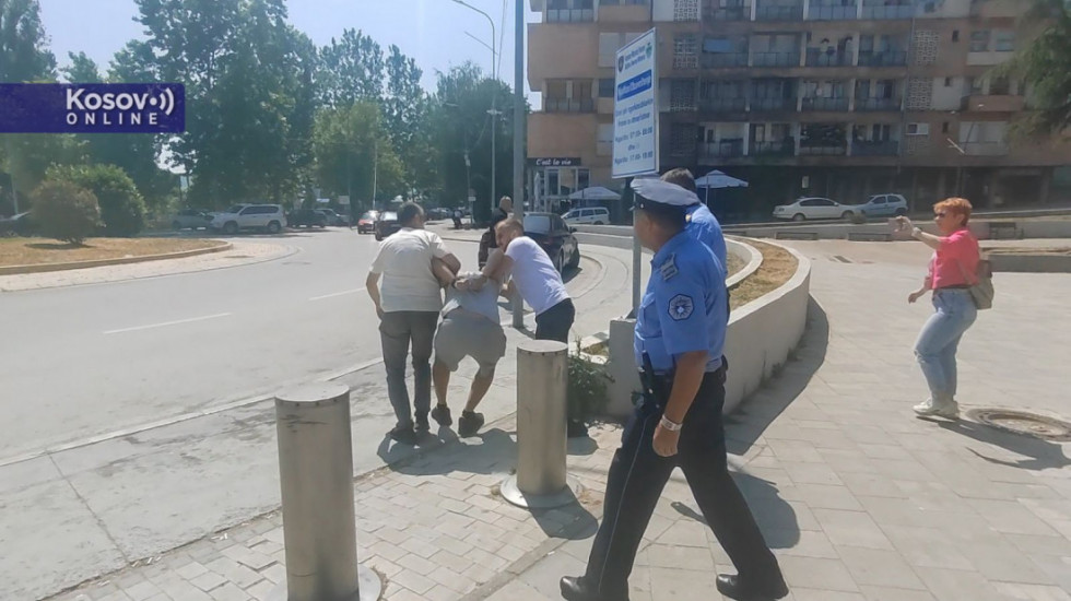 (FOTO/VIDEO) Incident u Kosovskoj Mitrovici tokom posete Kurtija: Stefan Veljković zviždao Svečlji, pa uhapšen
