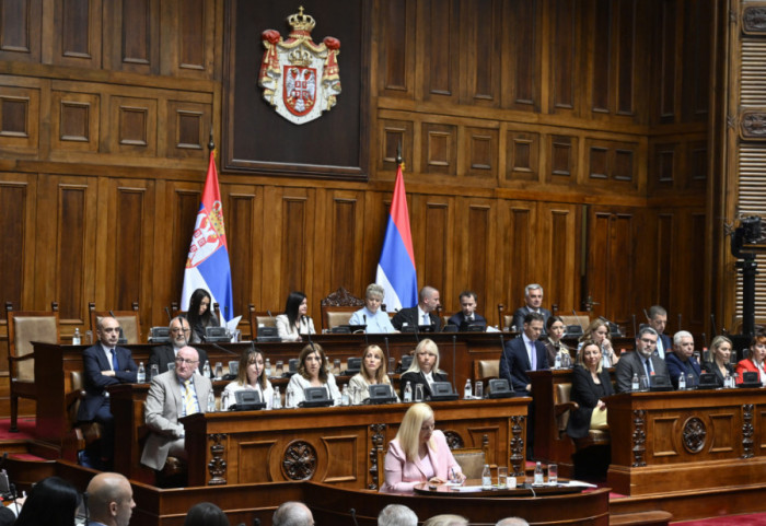 Skupština Srbije vanredno zaseda: Poslanici raspravljaju o alimentacionom fondu, medijskim zakonima i još 42 tačke