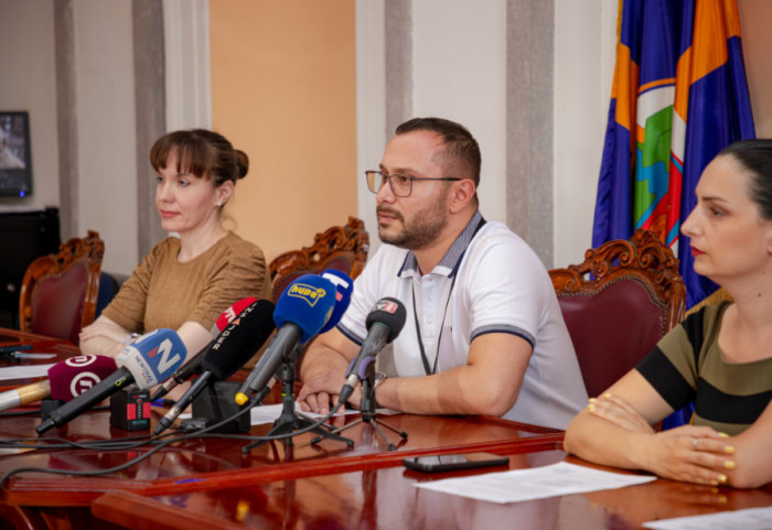 Zaječarska opozicija ušla u Gradsku kuću posle pola sata ubeđivanja sa policijom: Žele razgovor sa predsednikom GIK