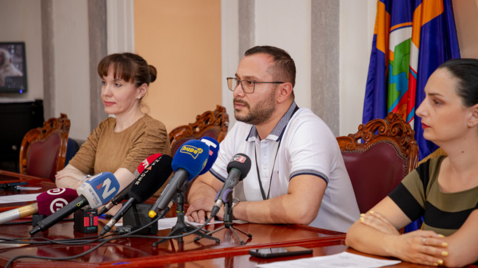 Zaječarska opozicija ušla u Gradsku kuću posle pola sata ubeđivanja sa policijom: Žele razgovor sa predsednikom GIK