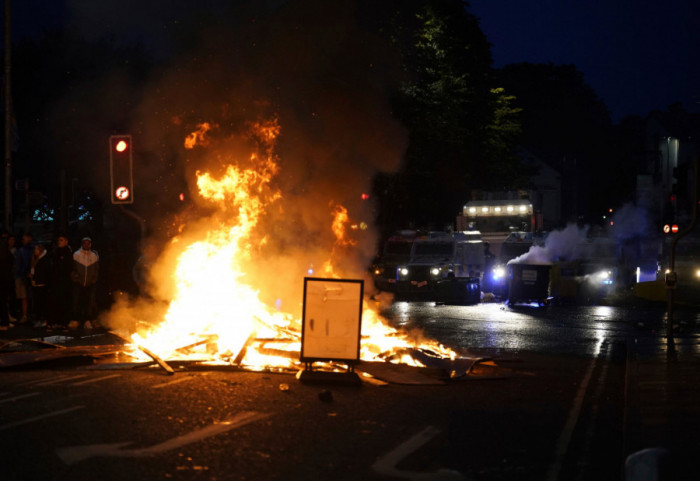 Najmanje 15 policajaca povređeno u neredima u Irskoj, demonstranti zapalili kuće