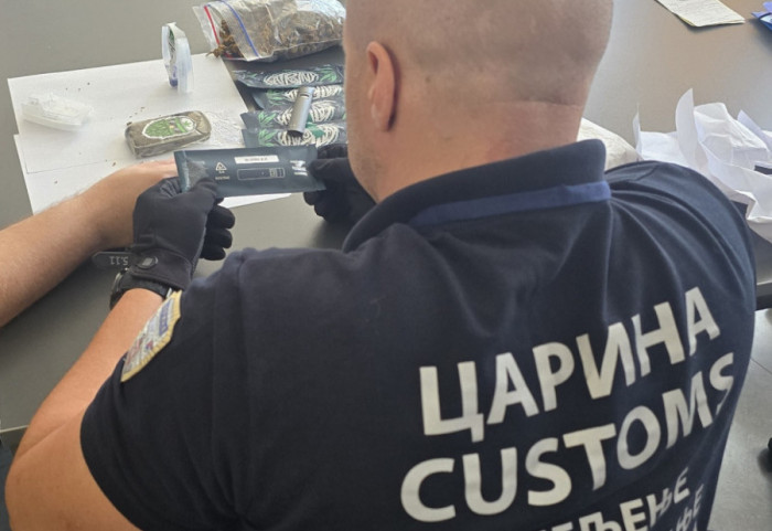 (FOTO) Marihuana u Srbiju stiže i poštom: Carina presrela pošiljke iz Francuske i Holandije