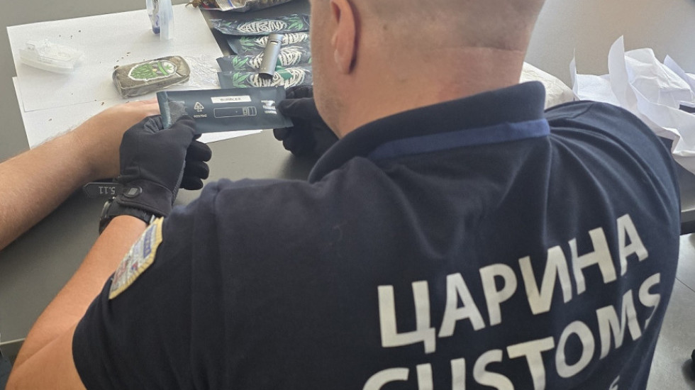 (FOTO) Marihuana u Srbiju stiže i poštom: Carina presrela pošiljke iz Francuske i Holandije