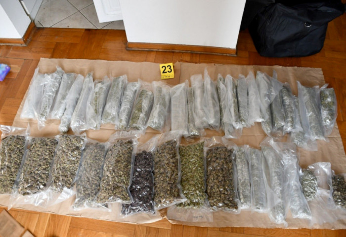 (FOTO) Zaplenjeno 25 kilograma marihuane, 900 grama kokaina, MDMA, hašiš, oružje: Uhapšene dve osobe u Beogradu