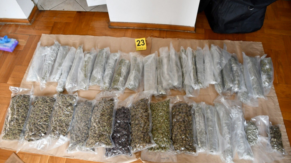 (FOTO) Zaplenjeno 25 kilograma marihuane, 900 grama kokaina, MDMA, hašiš, oružje: Uhapšene dve osobe u Beogradu