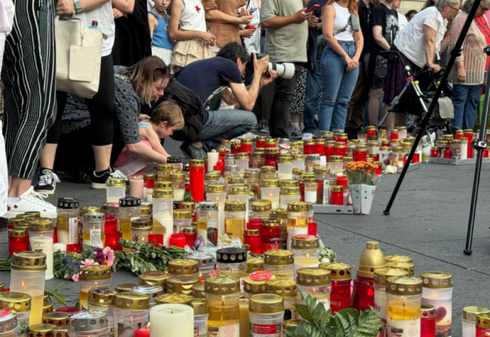 (FOTO/VIDEO) Newsmax Balkans u Gracu: Jedanaesta žrtva masakra je još jedna nastavnica, građani pale sveće ispred škole