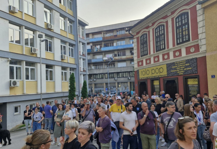 (FOTO/VIDEO) Protest ispred zgrade suda u Užicu zbog hapšenja maturanta osumnjičenog za napad na novinarku Informera