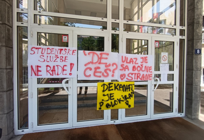 (FOTO) Studenti u blokadi Medicinskog fakulteta u Beogradu blokirali zgradu dekanata