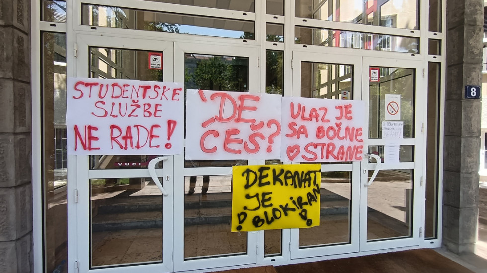 (FOTO) Studenti u blokadi Medicinskog fakulteta u Beogradu blokirali zgradu dekanata