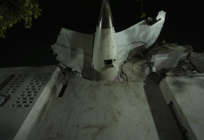 (FOTO/VIDEO) Srušio se avion Er Indije: Više od 290 poginulih, najmanje jedan putnik preživeo nesreću
