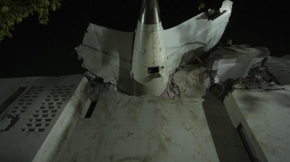 (FOTO/VIDEO) Srušio se avion Er Indije: Najmanje 241 poginuo, samo jedan putnik preživeo, obustavljena akcija spasavanja