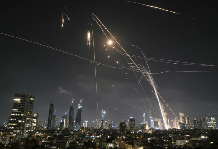 (FOTO/VIDEO) Iran uzvratio Izraelu: Lansirano više od 100 raketa, pogođen centar Tel Aviva