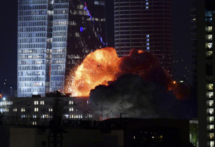 (FOTO/VIDEO) Iran uzvratio Izraelu: Lansirano više od 150 raketa, pogođen centar Tel Aviva, povređeno oko 35 osoba