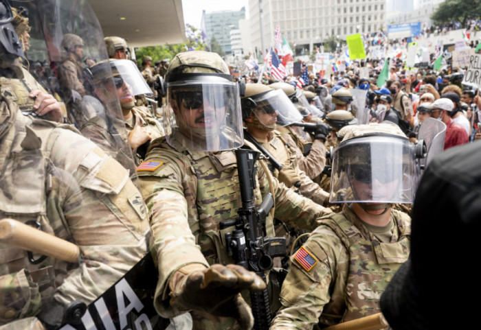 (FOTO) Sukob američkih marinaca sa stotinama demonstranata ispred federalne zgrade u Los Anđelesu