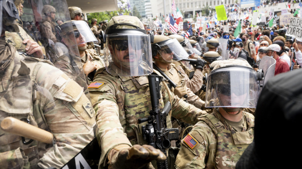 (FOTO) Sukob američkih marinaca sa stotinama demonstranata ispred federalne zgrade u Los Anđelesu