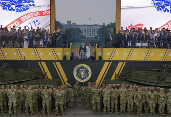 (FOTO) Donald Tramp na vojnoj paradi, širom Amerike protesti protiv njega