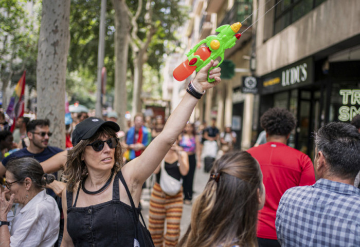 (FOTO) Španci prskali turiste vodenim pištoljima na protestu: "Masovni turizam ubija grad"